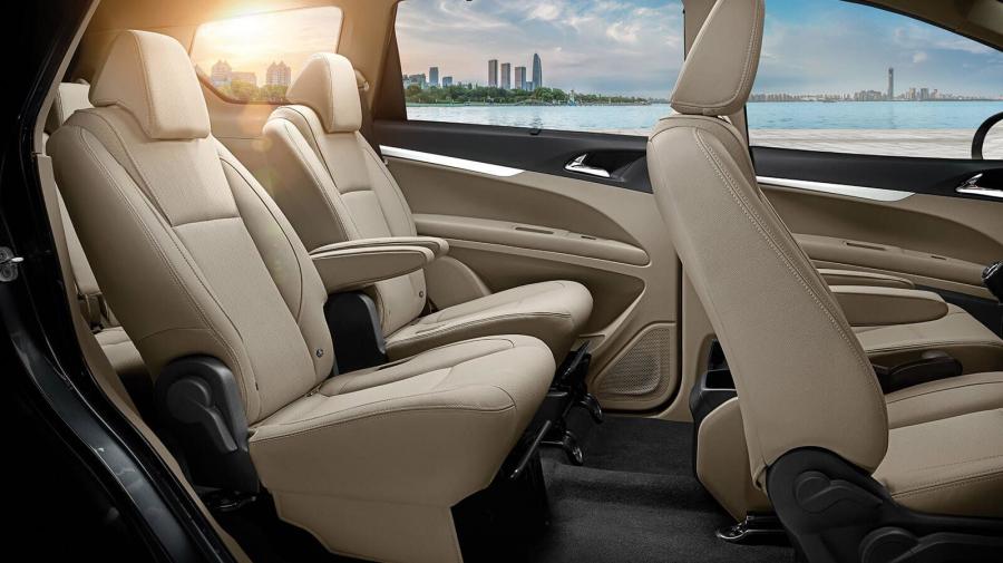Интерьер Mahindra Marazzo 2018 года  (фото 3 из 21)